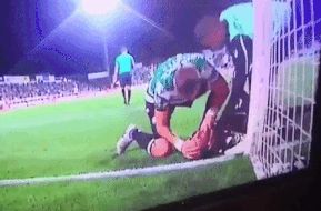 Cuu cau thu Liverpool nhanh tri cuu mang thu mon bi nuot luoi hinh anh