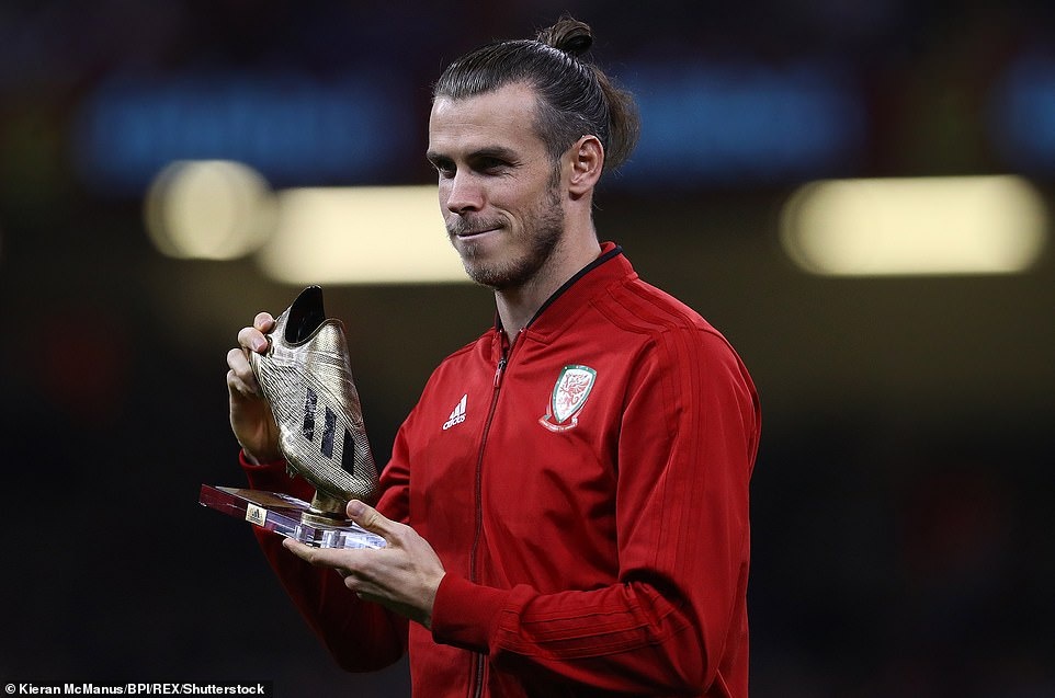 Bale rang ro nhan giai thuong trong ngay DT xu Wales bi vui dap hinh anh