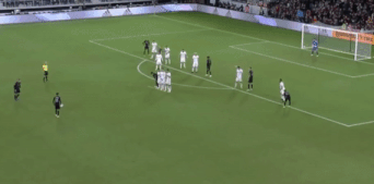 Rooney da phat ghi ban dep mat tu khoang cach 32 m hinh anh