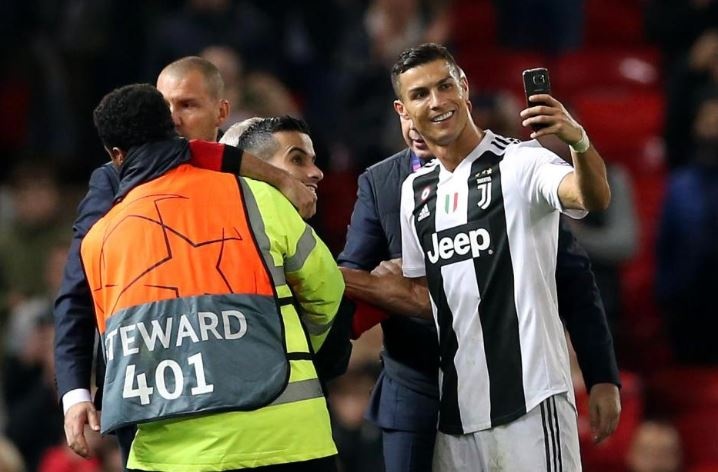 Ronaldo selfie voi CDV qua khich cua MU sau tran dau hinh anh