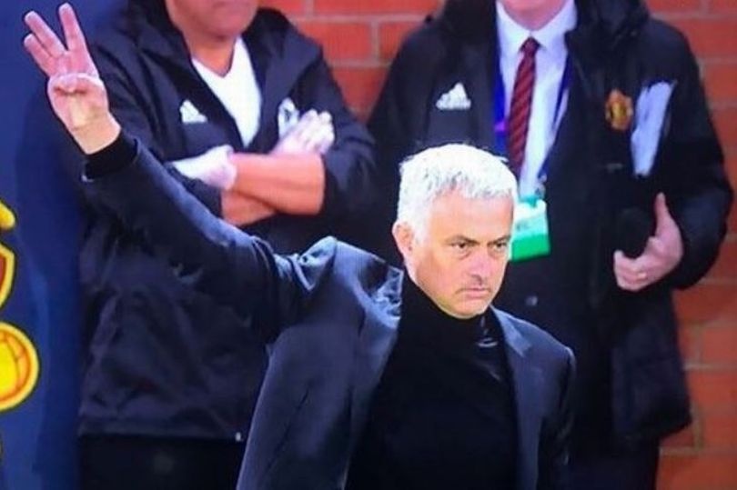 Mourinho giơ 3 ngón tay với CĐV Juventus ảnh 1 Mourinho gio 3 ngon tay voi CDV Juventus anh 1