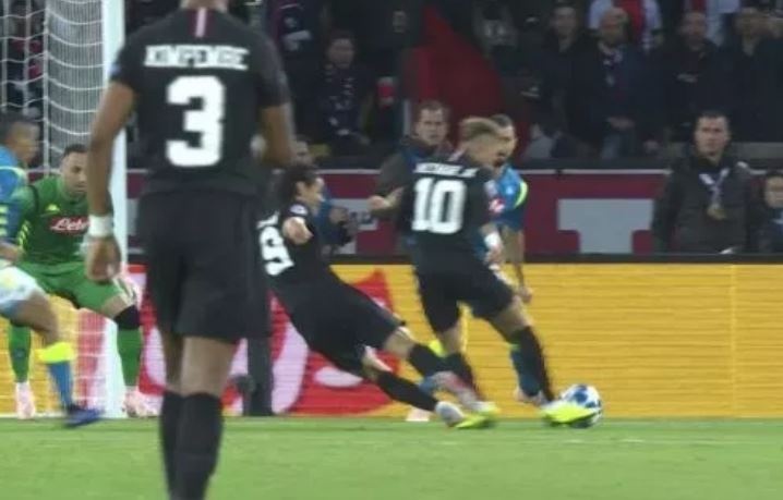 Cavani pha hong ban thang cua Neymar sau cu da vao mat ca hinh anh