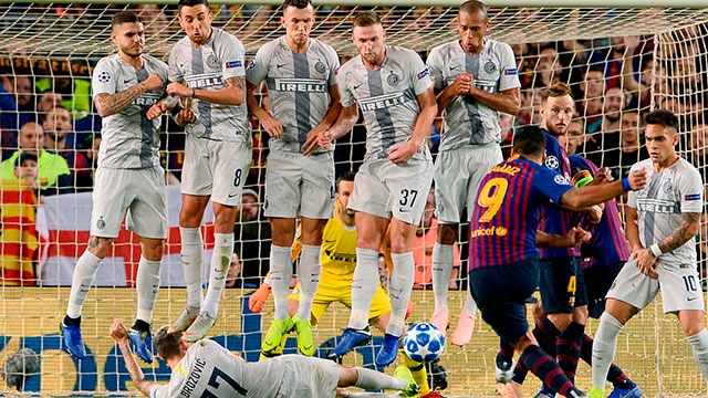 Messi bat cuoi voi pha nam san can da phat cua sao Inter hinh anh