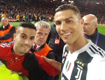 CDV chay vao san tran MU - Juventus la ban sao cua Ronaldo hinh anh