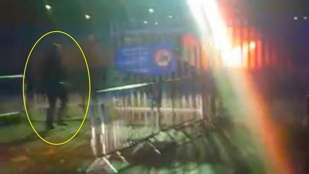 2 viên cảnh sát lao vào đám cháy cứu ông Vichai ảnh 1 2 vien canh sat lao vao dam chay cuu ong Vichai anh 1