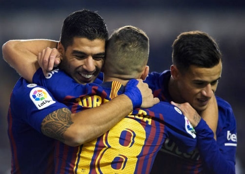 Ghi 2 ban trong 3 phut, Barca thoat hiem ngoan muc tren san tan binh hinh anh