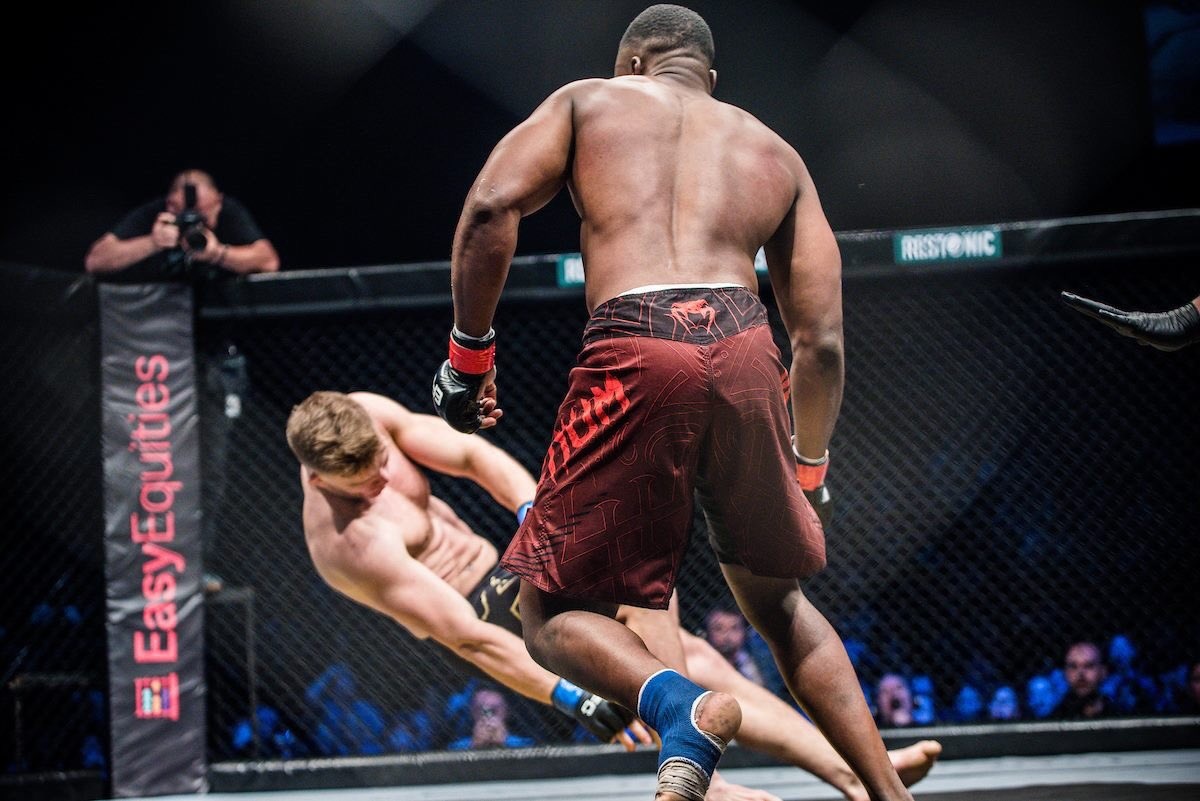 pha xoay nguoi cui cho dep mat o MMA anh 1