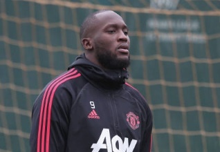 Lukaku u dot, Pogba vang mat o buoi tap truoc derby Manchester hinh anh