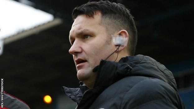 trọng tài Anh bị treo còi ảnh 1 trong tai Anh bi treo coi anh 1