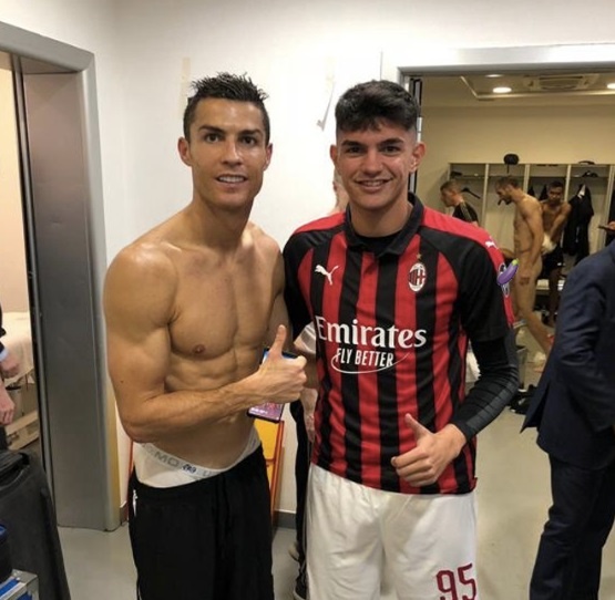 Ronaldo chụp ảnh trong phòng thay đồ ảnh 1 Ronaldo chup anh trong phong thay do anh 1