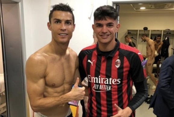 Thoi quen chup anh cua Ronaldo bao hai Chiellini hinh anh