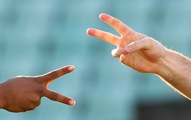 Trong tai Anh bi treo coi vi cho cau thu 'oan tu ti' giao bong hinh anh