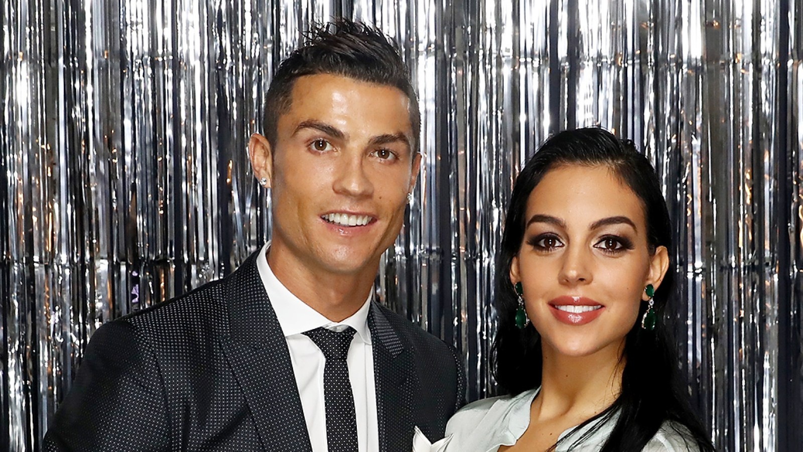 Ronaldo dinh hon voi ban gai du dang bi dieu tra hiep dam hinh anh