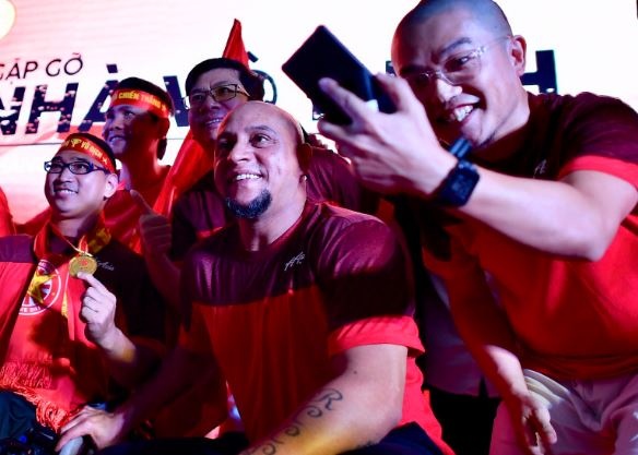 Huyen thoai Roberto Carlos giao luu cung nguoi ham mo tai san My Dinh hinh anh