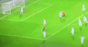 Dong doi ngo ngang voi pha bo lo cua Alvaro Morata hinh anh