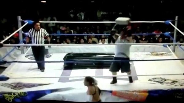 Do vat Mexico suyt giet ban dien voi dao cu bang be tong hinh anh