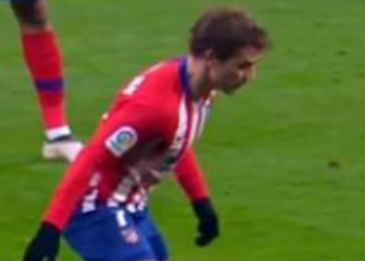 Messi di bong qua Griezmann anh 2