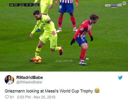 Messi di bong qua Griezmann anh 4