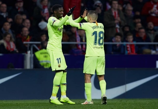 Messi di bong qua Griezmann anh 9