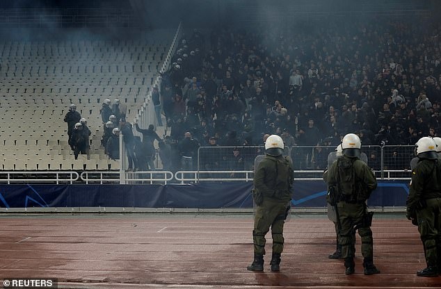bom xăng ở trận AEK vs Ajax ảnh 8 bom xang o tran AEK vs Ajax anh 8