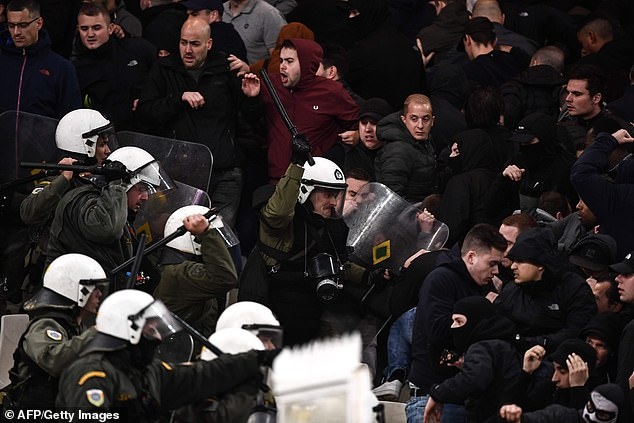 bom xăng ở trận AEK vs Ajax ảnh 4 bom xang o tran AEK vs Ajax anh 4