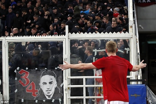 bom xăng ở trận AEK vs Ajax ảnh 6 bom xang o tran AEK vs Ajax anh 6