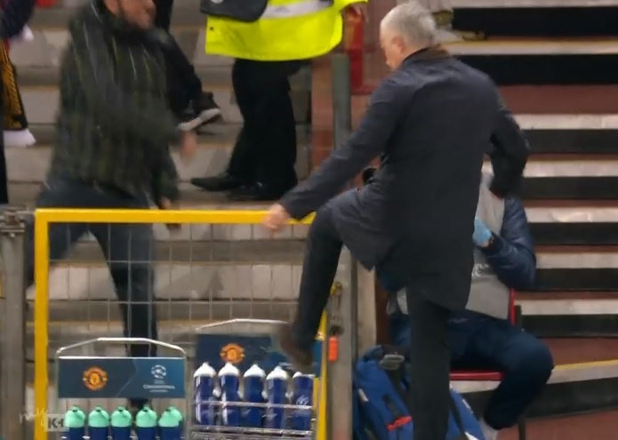 Mourinho đập phá sau bàn thắng của Fellaini ảnh 1 Mourinho dap pha sau ban thang cua Fellaini anh 1