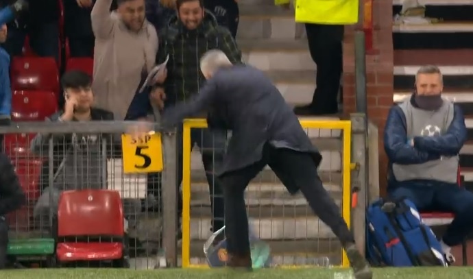 Mourinho đập phá sau bàn thắng của Fellaini ảnh 2 Mourinho dap pha sau ban thang cua Fellaini anh 2