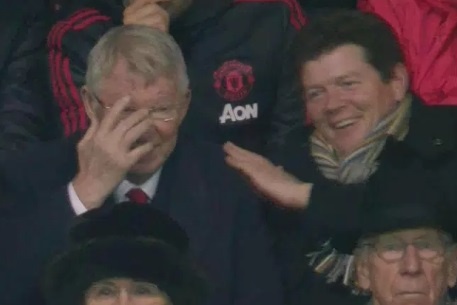 Sir Alex Ferguson bat cuoi khi MU thung luoi 2 lan trong 7 phut hinh anh