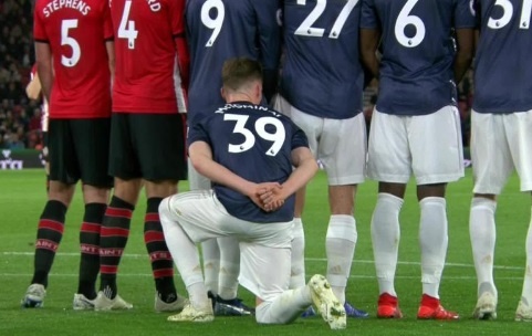 CDV noi gian voi tinh huong nap sau hang rao cua sao tre MU hinh anh