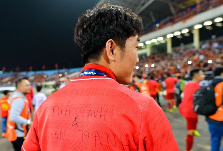 Xuan Truong mac ao co ten Tuan Anh, Van Thanh khi vo dich AFF Cup hinh anh