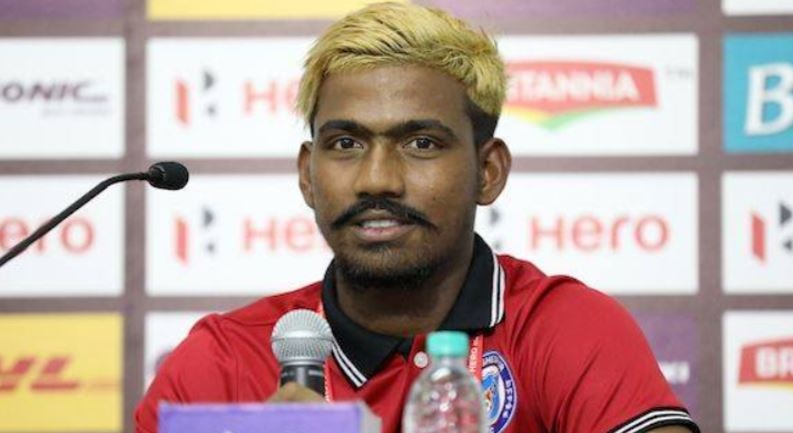 Cau thu bi cam thi dau vi gian lan tuoi hinh anh