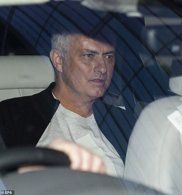 Pogba di tu thien sau khi Mourinho bi sa thai anh 8