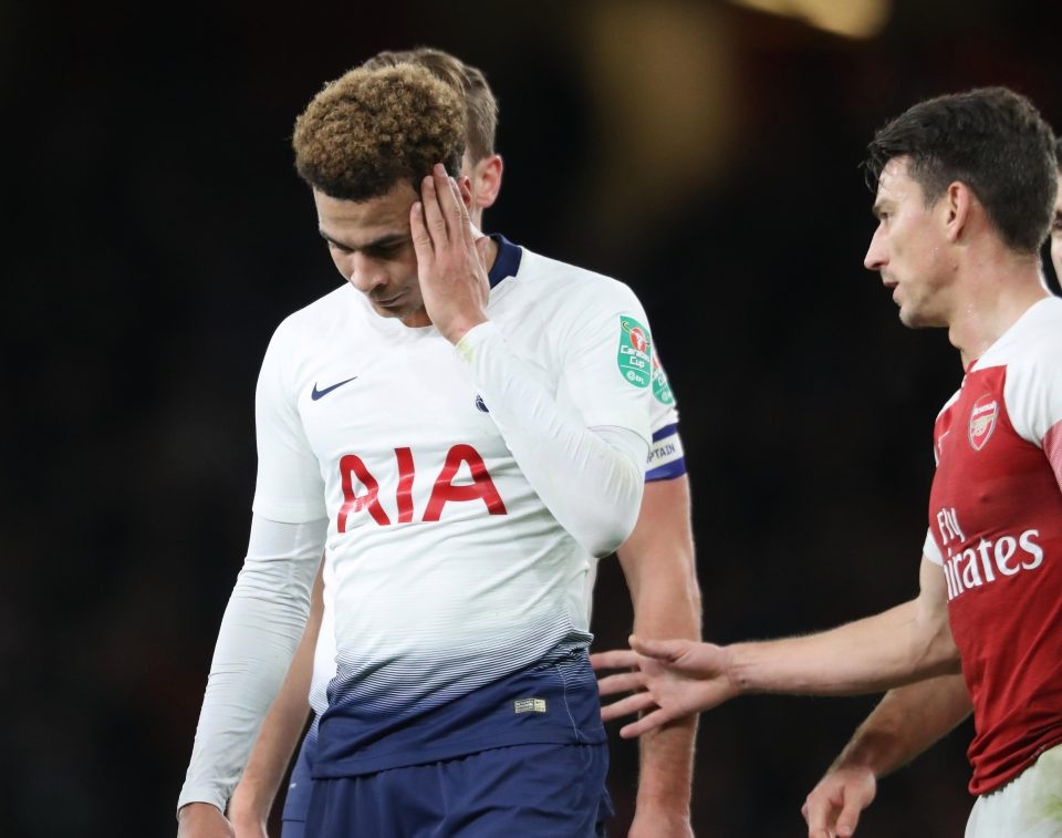 Dele Alli bi nem chai vao dau anh 1