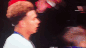 Dele Alli dap tra CDV Arsenal sau khi bi nem chai vao dau hinh anh