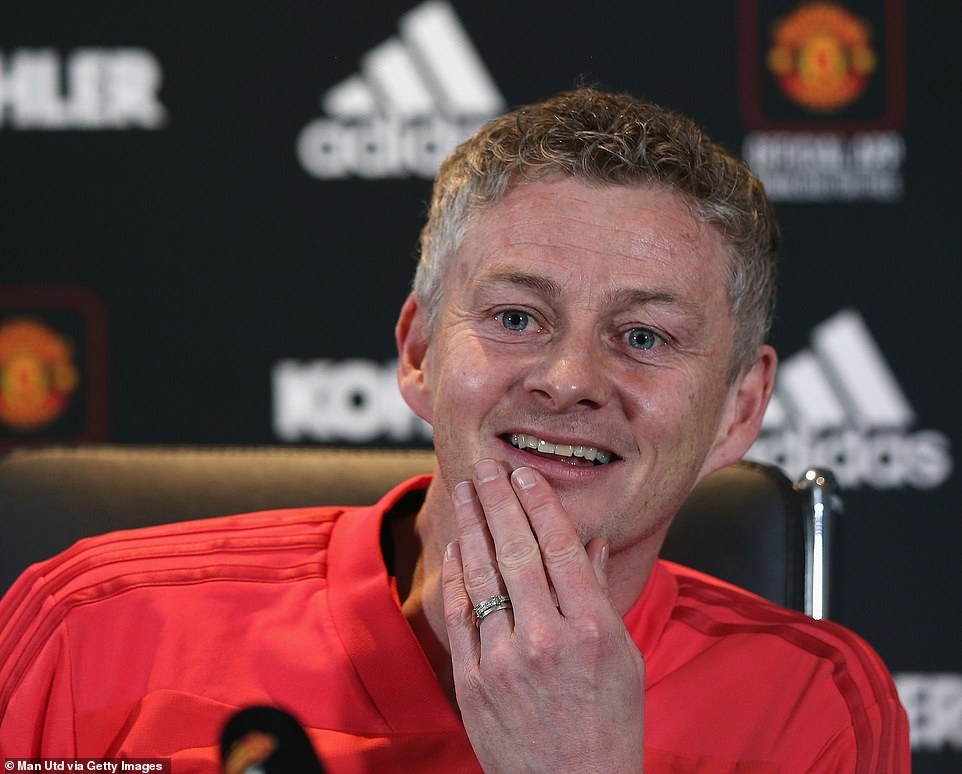 Solskjaer: 'Cau thu MU can than, toi cung co may say toc' hinh anh