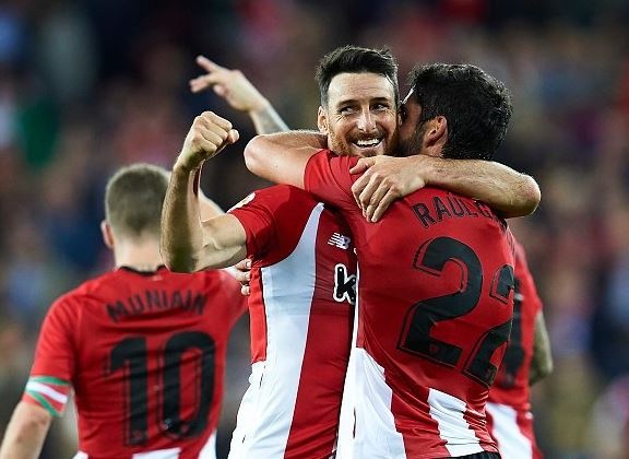 Tien dao Tay Ban Nha sang tao kieu da penalty khien thu mon bo tay hinh anh