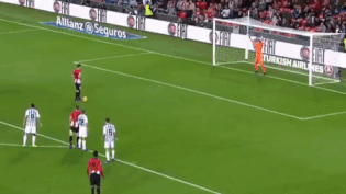 Tien dao Tay Ban Nha da penalty tinh quai, khien thu mon bo tay hinh anh