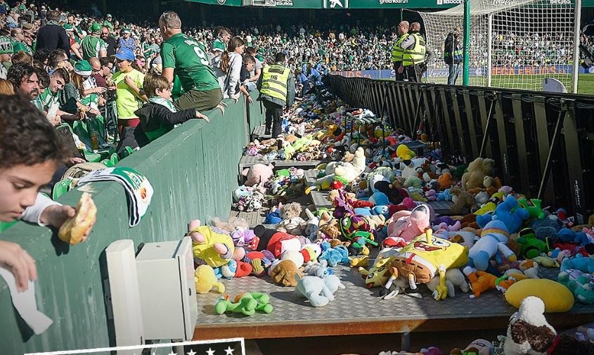 CDV Real Betis nem hang nghin gau bong ung ho tre em bat hanh hinh anh