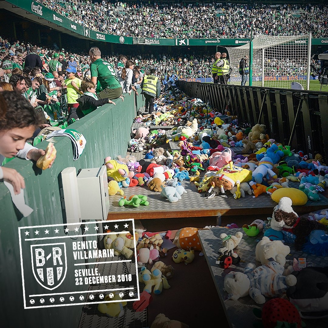 CĐV Real Betis ném hàng nghìn gấu bông ảnh 1 CDV Real Betis nem hang nghin gau bong anh 1