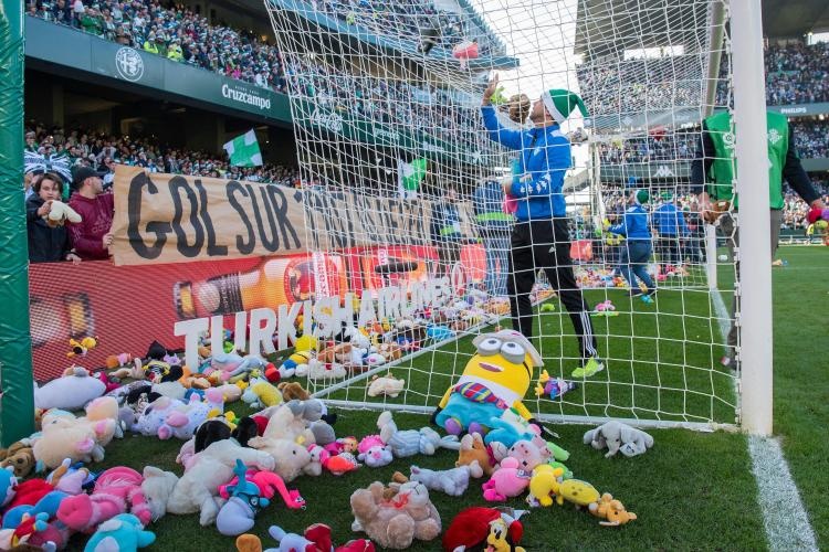 CDV Real Betis tang hang nghin gau bong ung ho tre em dip Giang sinh hinh anh