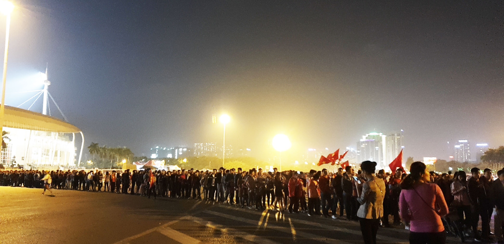 CĐV xếp hàng vào xem tuyển Việt Nam ảnh 1 CDV xep hang vao xem tuyen Viet Nam anh 1