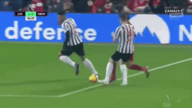 Salah khong bi phat sau pha an va lo o tran thang Newcastle hinh anh