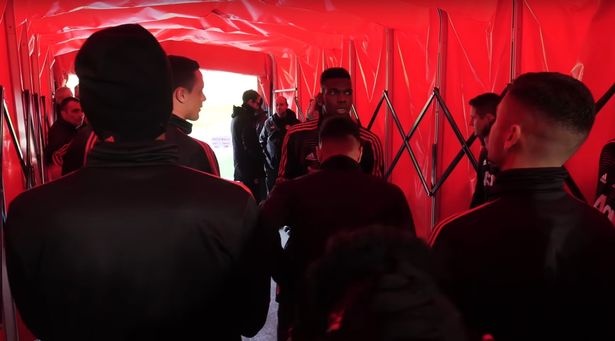 Pogba ra dang thu linh anh 1