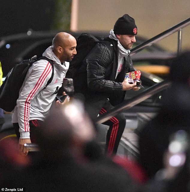 Luke Shaw mang bai den khach san anh 2