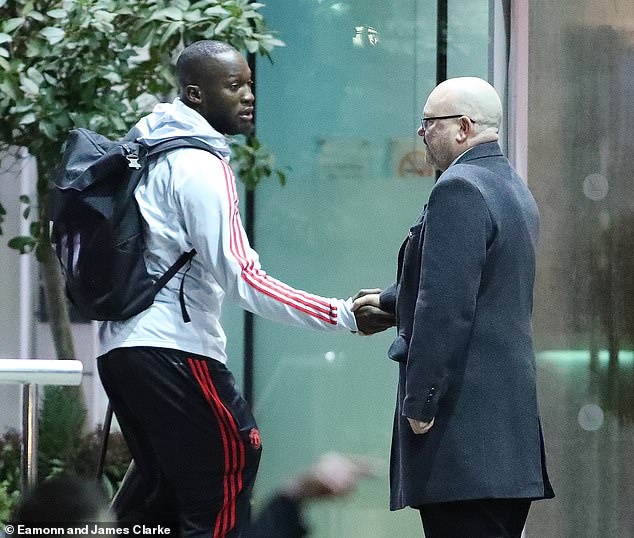 Luke Shaw mang bai den khach san anh 3