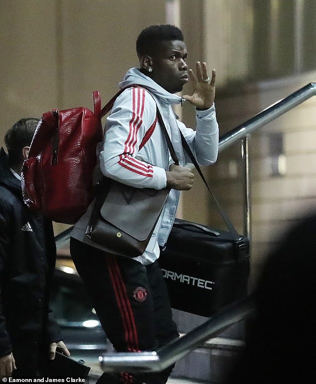 Luke Shaw mang bai den khach san anh 4