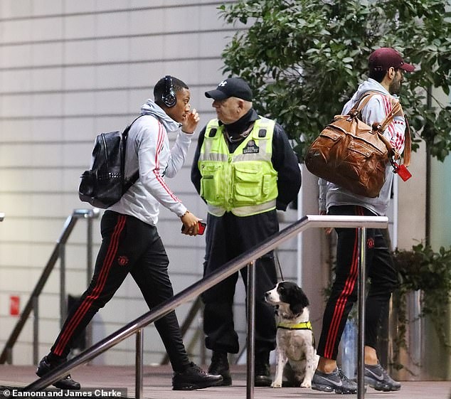 Luke Shaw mang bai den khach san anh 5