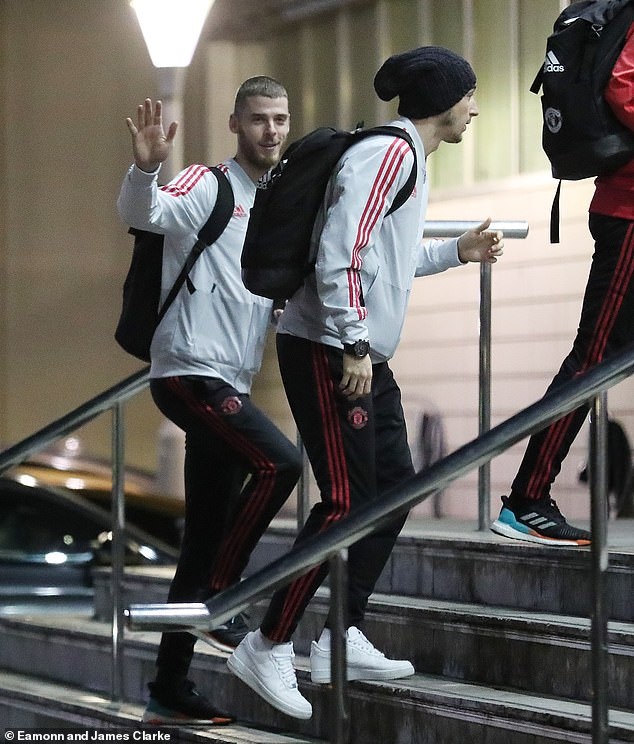 Luke Shaw mang bai den khach san anh 6