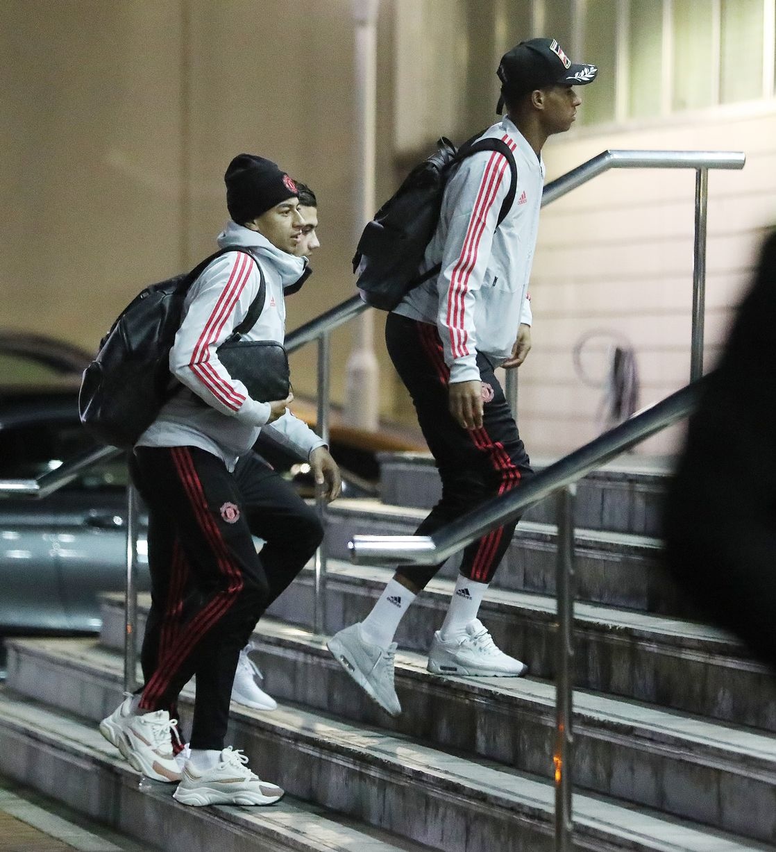 Luke Shaw mang bai den khach san anh 8